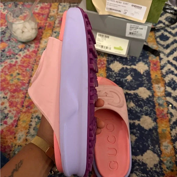 Gucci Light Pink Logo Slides - Picture 3 of 3